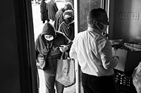 Food queues : Food lines : Hell's Kitchen : Streetlife, New York, Photo by Richard Moore